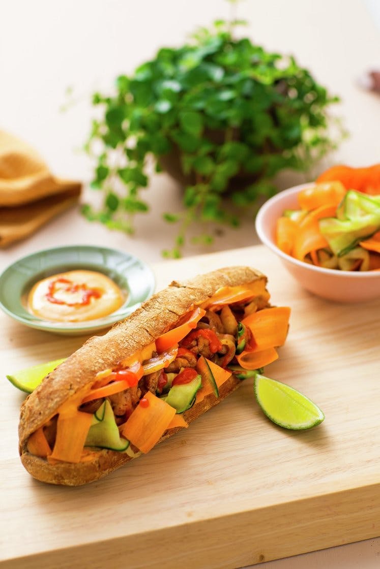 Banh mi – grov vietnamesisk bagett med hoisinstekt kyllinglår, syltede grønnsaker og chilimajones