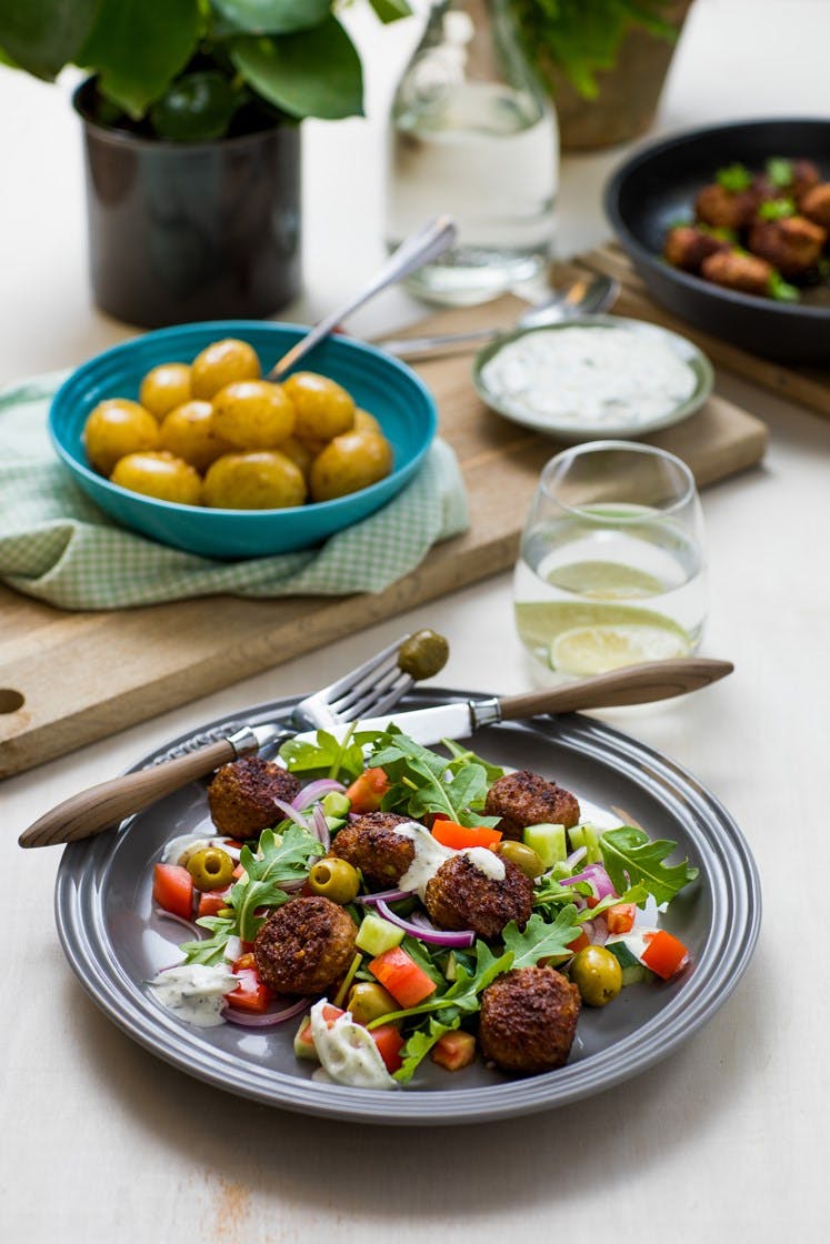 Kjøttboller med grønnsaker, agurk- og tomatsalat og tzatzikidressing 