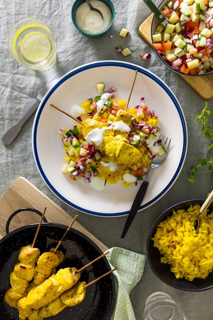 Tandoori kyllingspyd med gul ris og frisk agurk- og tomatsalat
