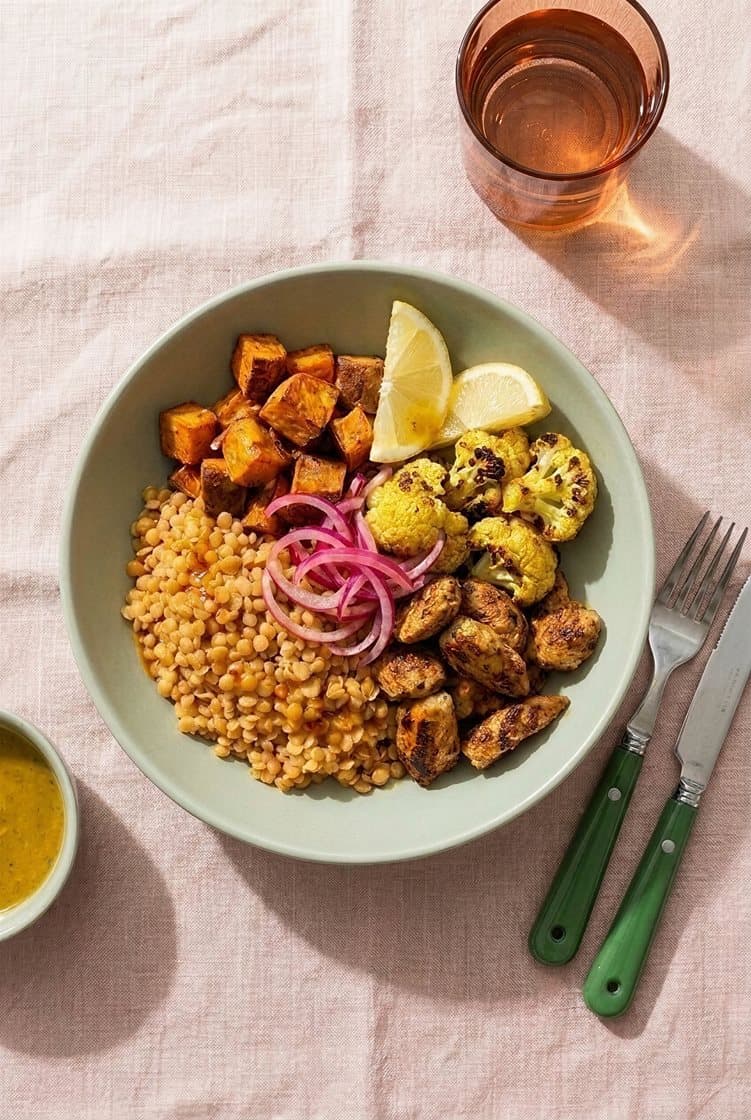 Buddha bowl med krydret kylling, søtpotet og røde linser