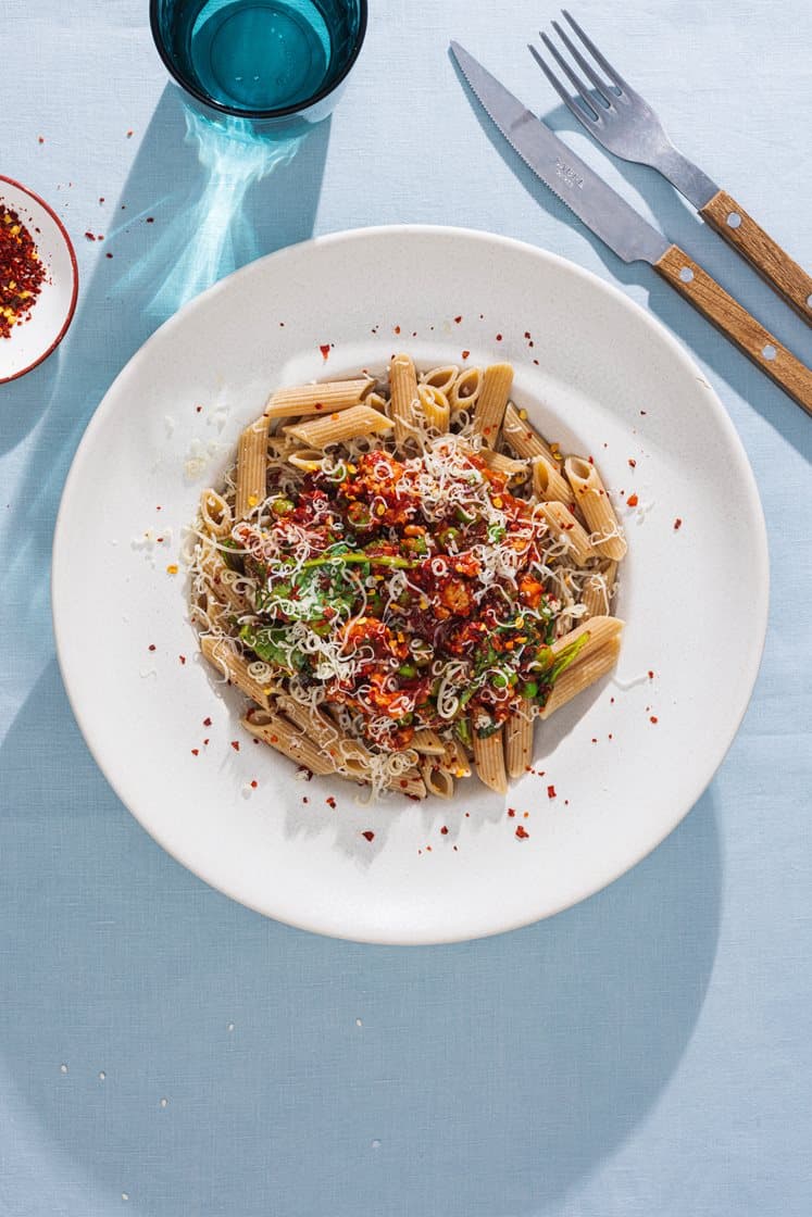 Kyllingpasta med fullkornspenne, spinat og revet Grande Premium