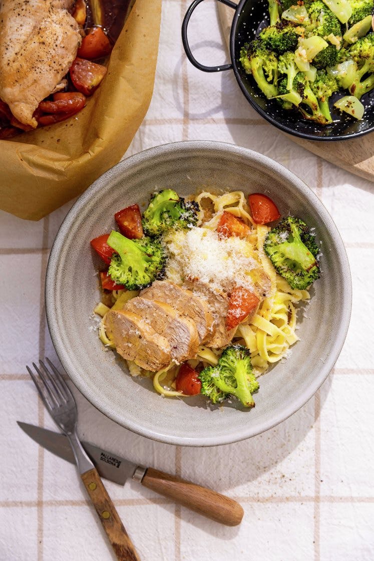Linguine med kyllingfilet og tomat, hvitløksbakt brokkoli og Grana Padano
