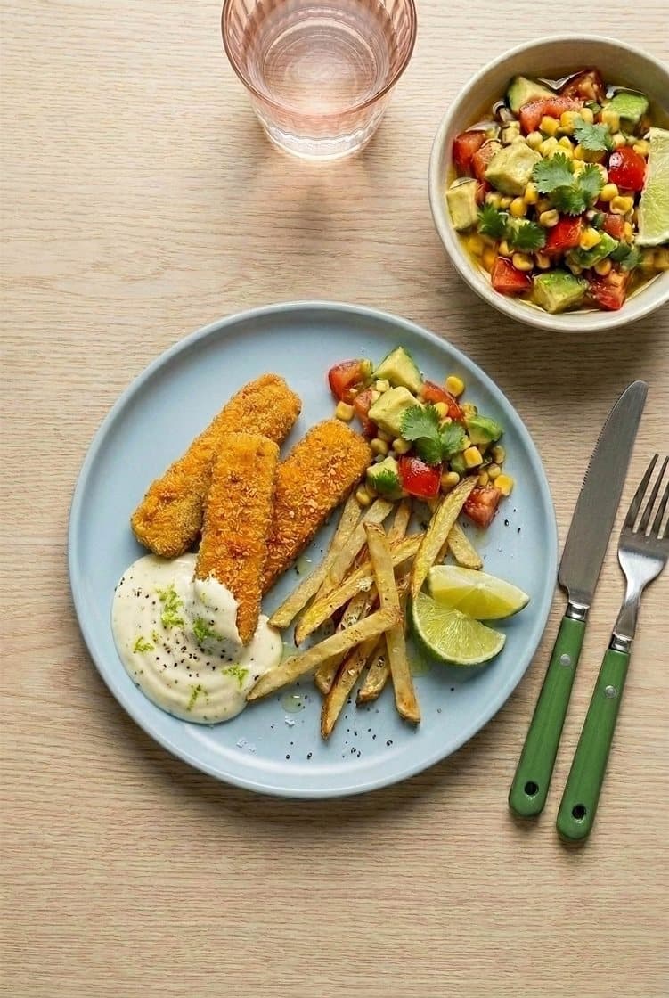 Fish taco sticks & chips med limeaioli og tomat- og avokadosalat