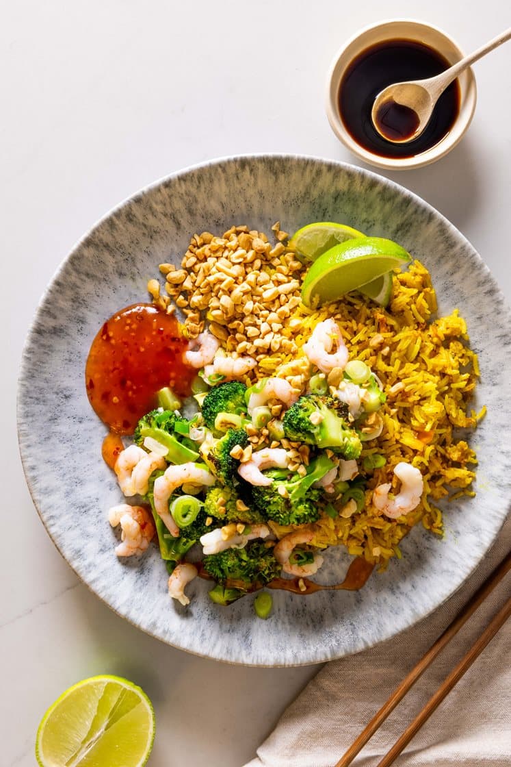 Eggestekt ris med reker, chili og vårløk og peanøtter
