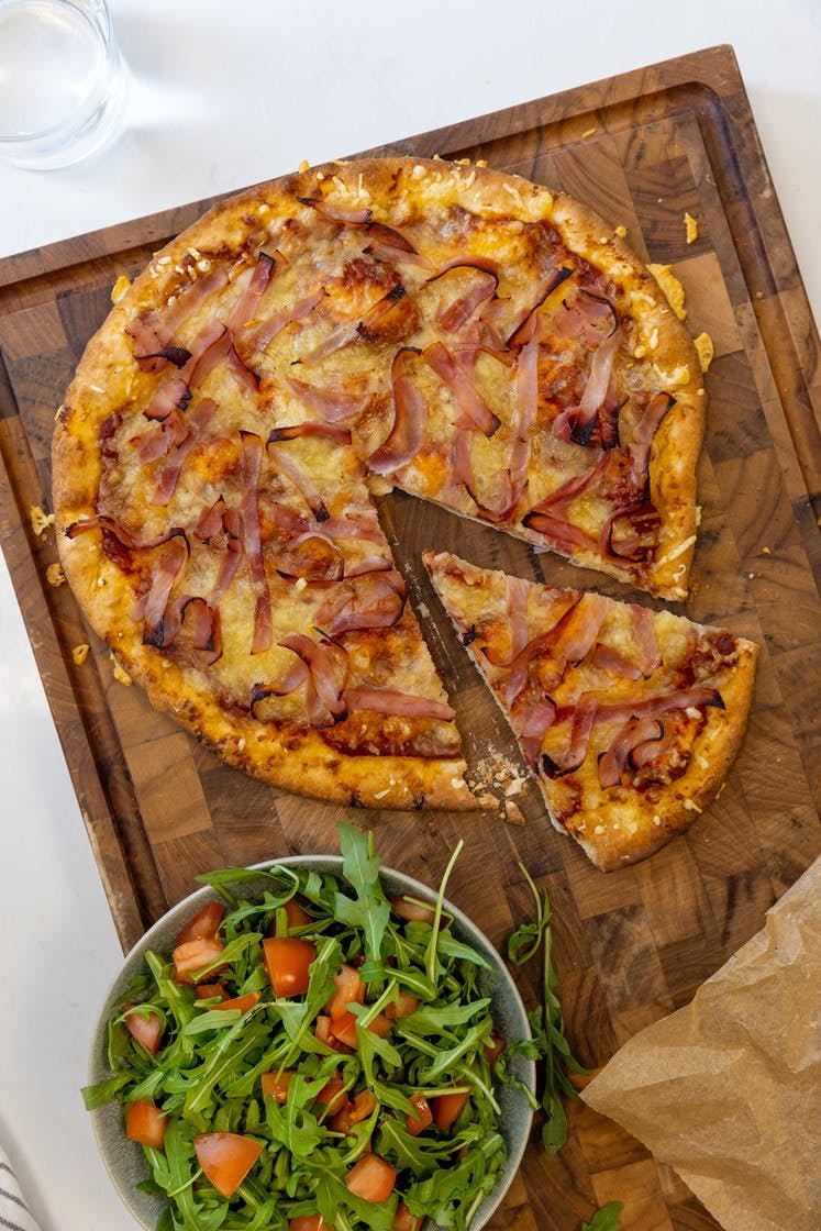 Steinovnsbakt pizza med Prosciutto cotto, ruccola og tomat
