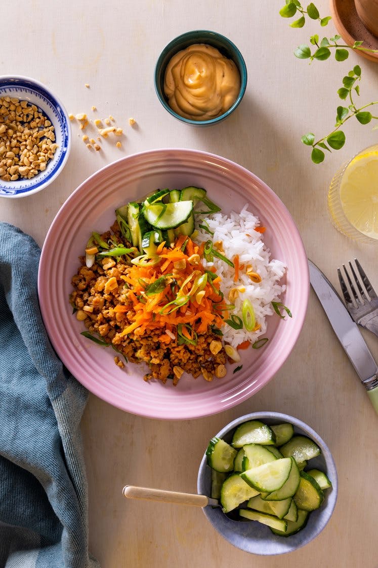 Rice bowl med kyllingkjøttdeig, teriyakisaus, vårløk, lettsyltet agurk og peanøtter
