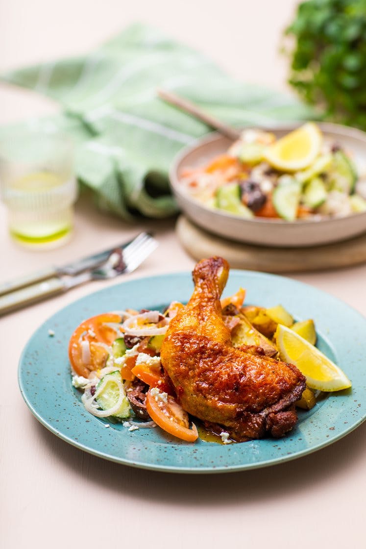 Grillede kyllinglår med gresk salat og ovnsbakte hvitløkspoteter