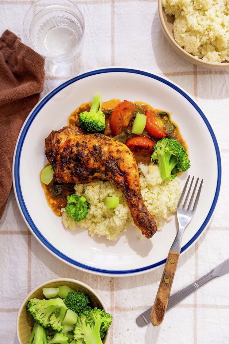 Ovnsbakte provencekrydrete kyllinglår i spinat- og soppsaus med couscous