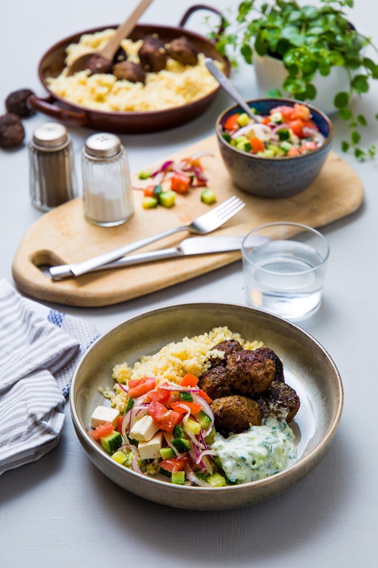 Kjøttboller med gresk salat, couscous og yoghurtdressing