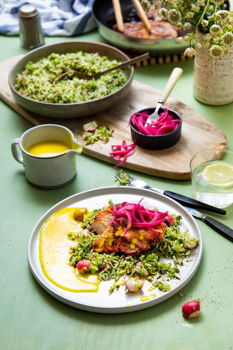 Svinekam med brokkoliris, syltet rødløk og currydressing