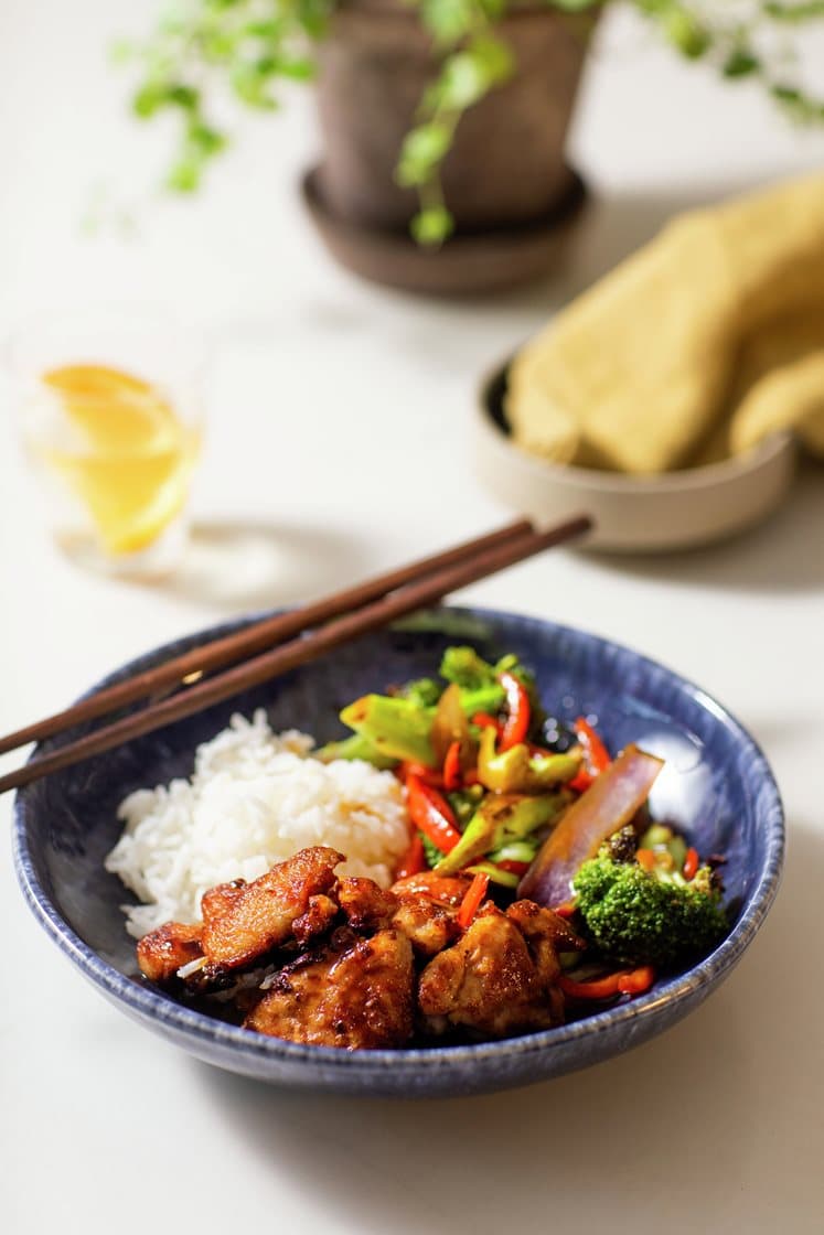 Wok med sprøstekt kylling, brokkoli og paprika i østerssaus med ris