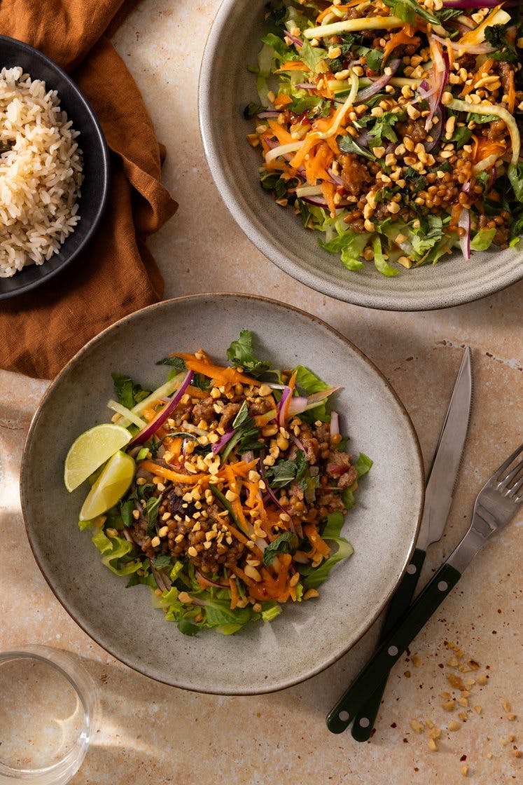 Vietnamesisk inspirert salat med kjøttdeig, lettsyltede grønnsaker, mynte og peanøtter 