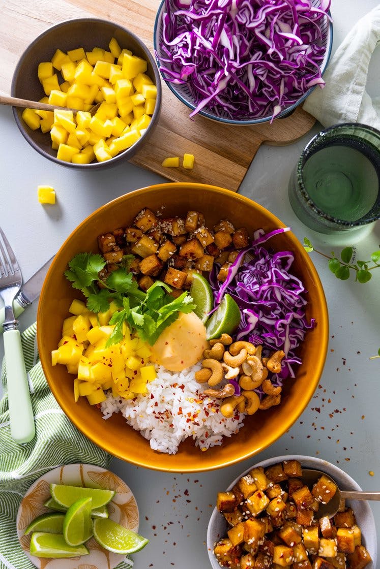 Bowl med ponzumarinert tofu, rødkål og mango