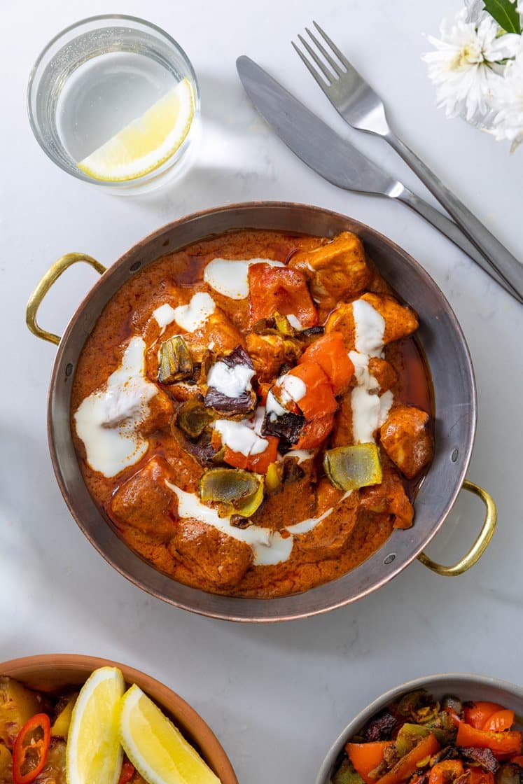 Butter chicken med masalapoteter, karribakte grønnsaker og mangochutney