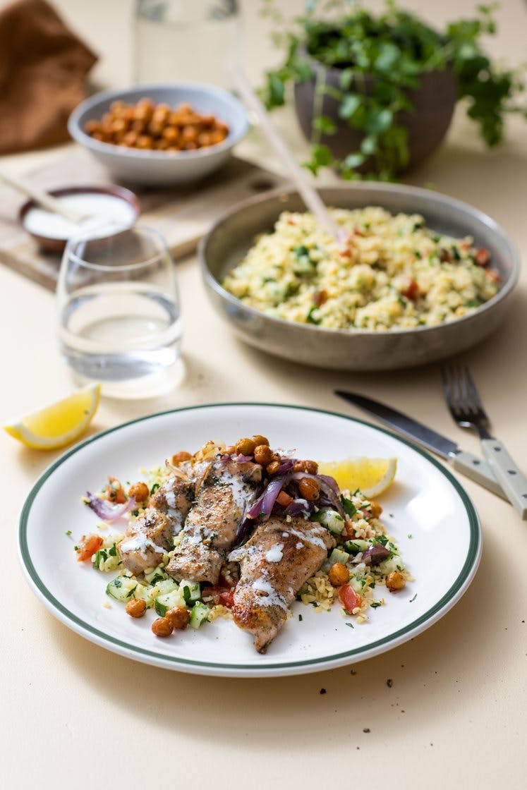 Urtestekt kyllingsalat med tabbouleh, sprø kikerter og sitron