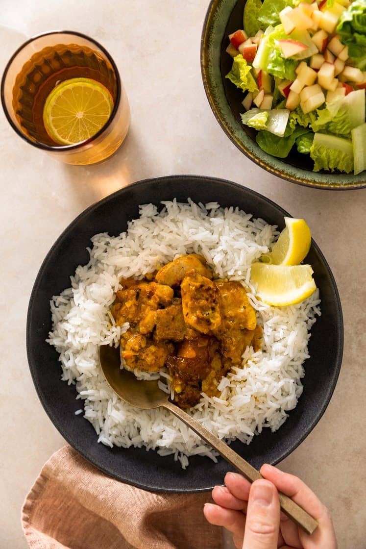 Kylling korma med ris, frisk salat og mangochutney
