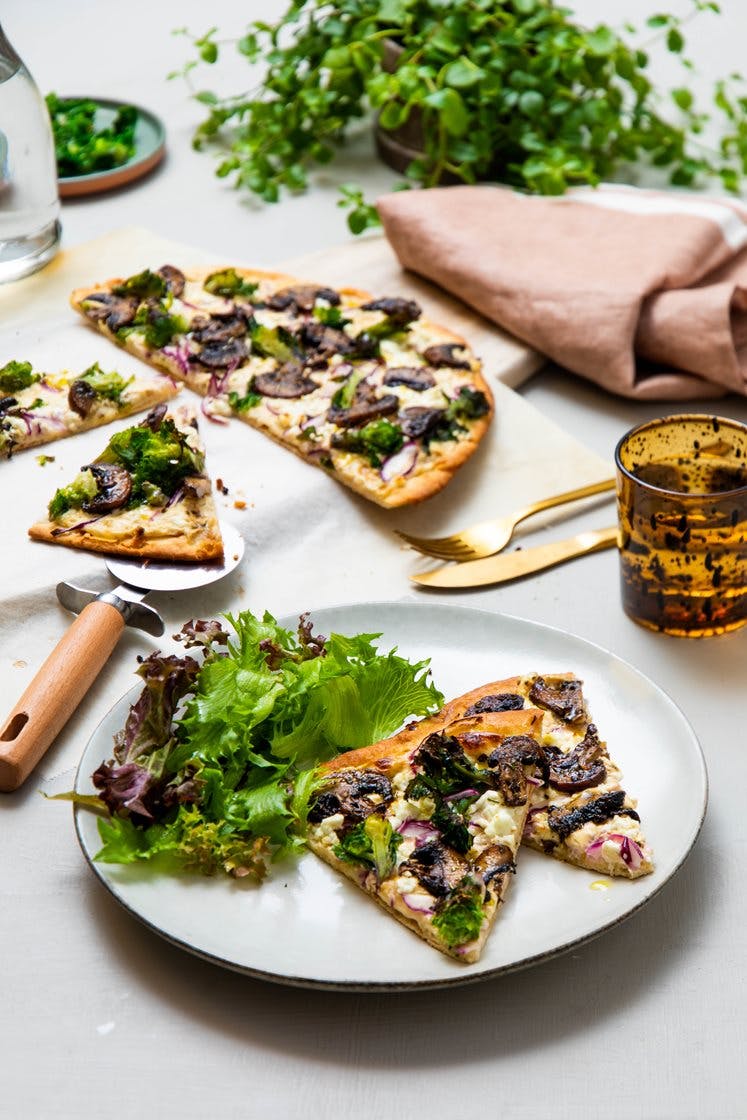 Hvit pizza med middagsost fra Rørosmeieriet, urtemarinert sopp, grønnkål og steinsoppesto