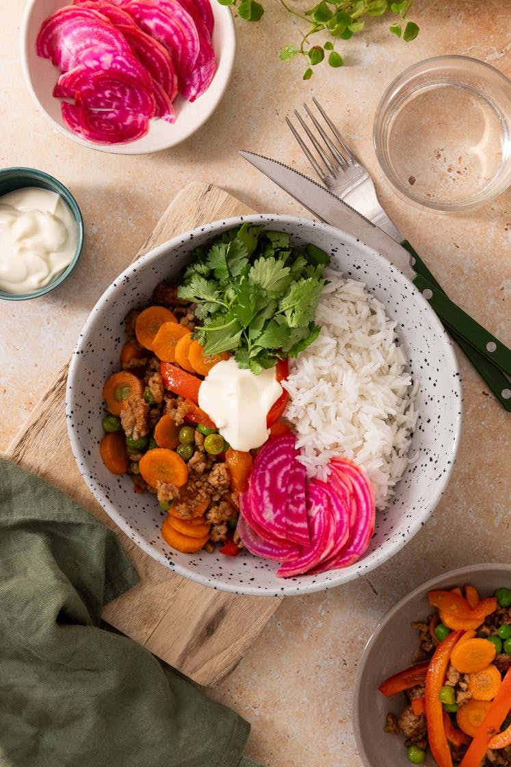 Rice bowl med teriyakistekt kjøttdeig og grønnsaker og syltet polkabete