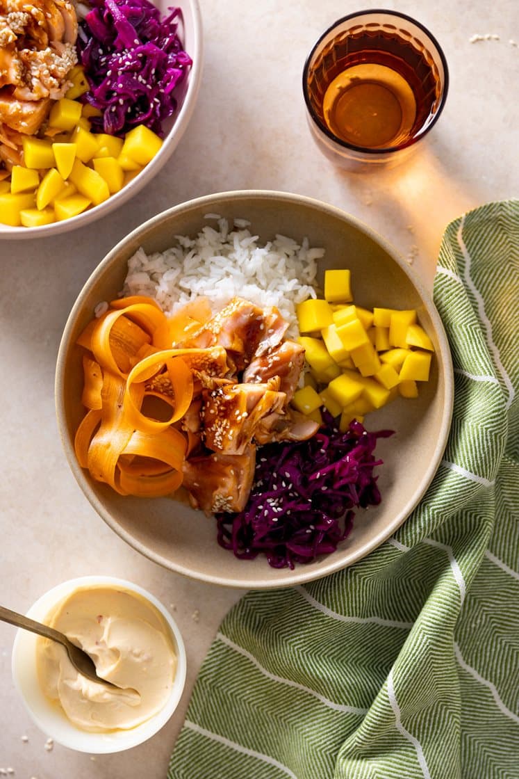 Bowl med teriyakibakt laks, frisk mango, syrlig rødkål, servert med chilimajones og ris