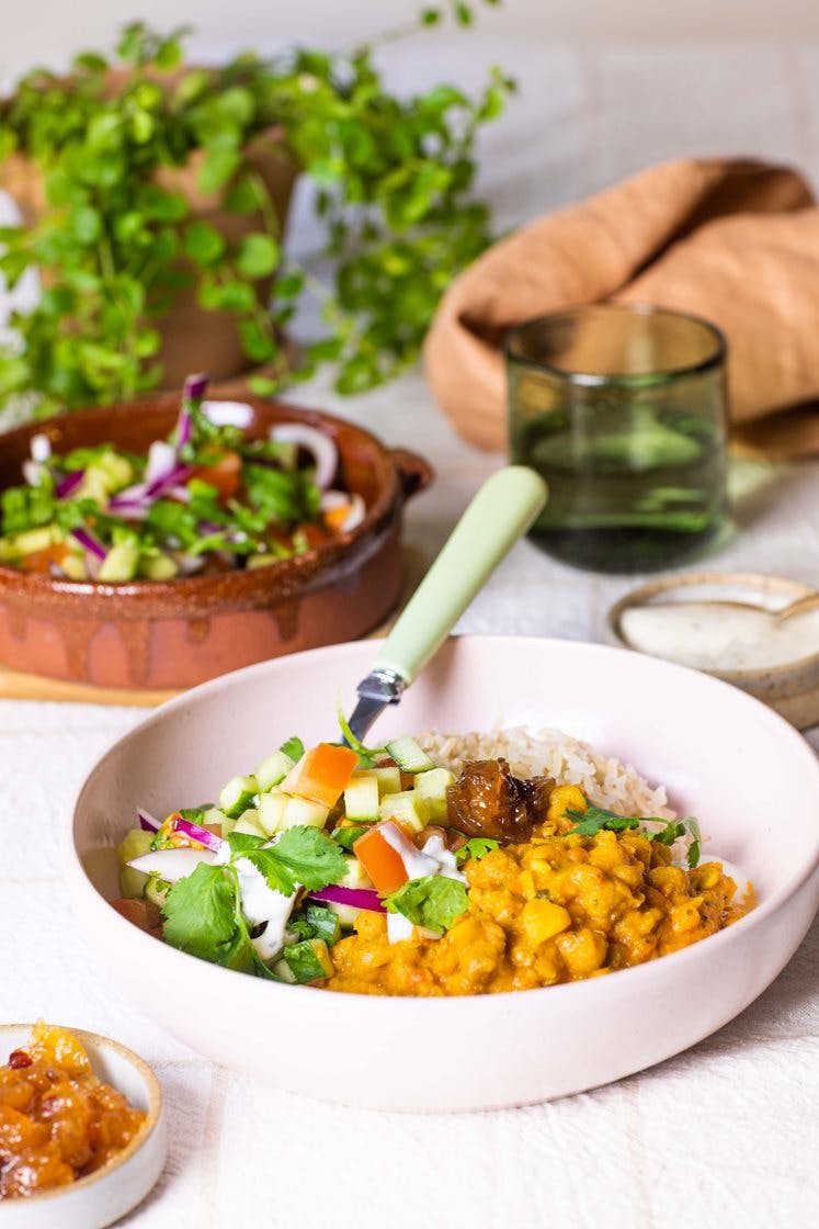 Indisk vegetargryte med kikerter, fullkornsris, salat og mangochutney