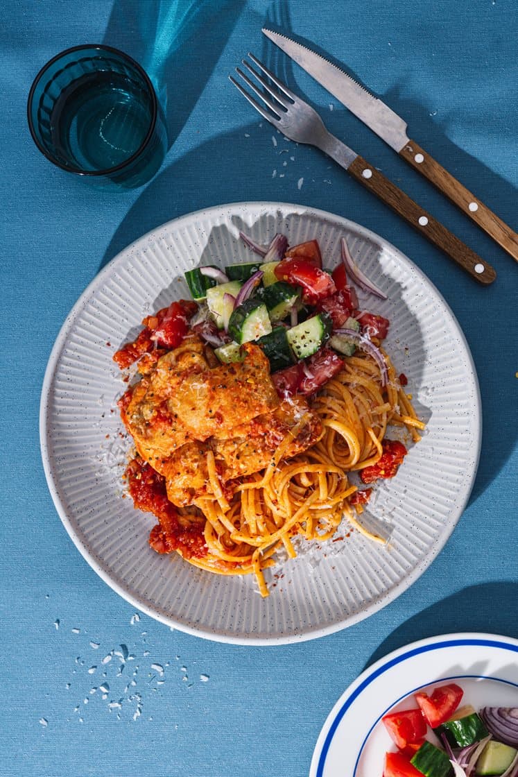 Pastitsada – krydret kyllinggryte i tomatsaus med tomat- og agurksalat