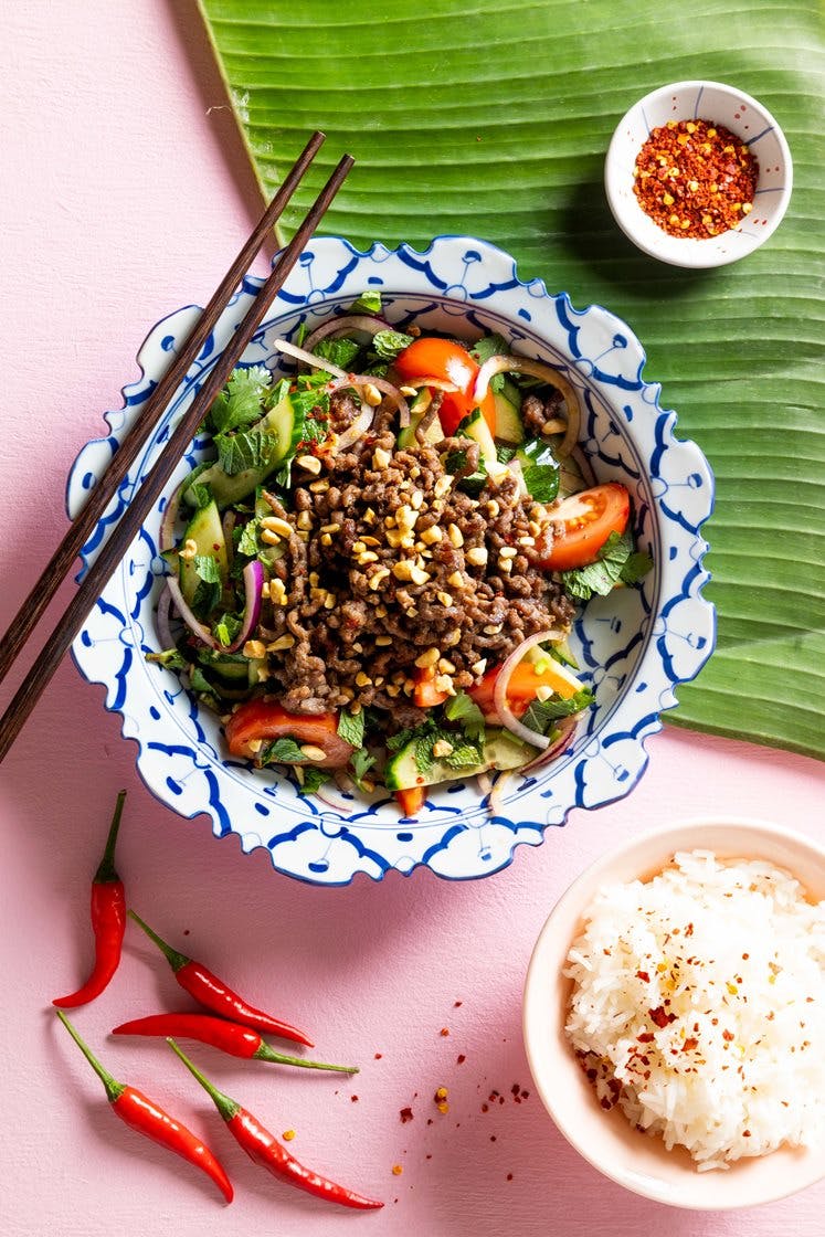Frisk thaisalat med ris, storfe, ferske urter og peanøtter