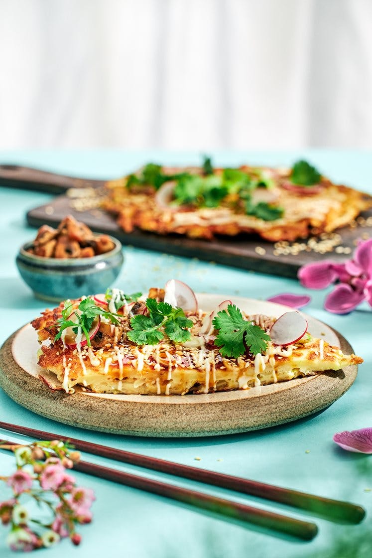 Okonomiyaki - Japansk kålpannekake med soyamarinert sopp, sesamfrø og vårløk