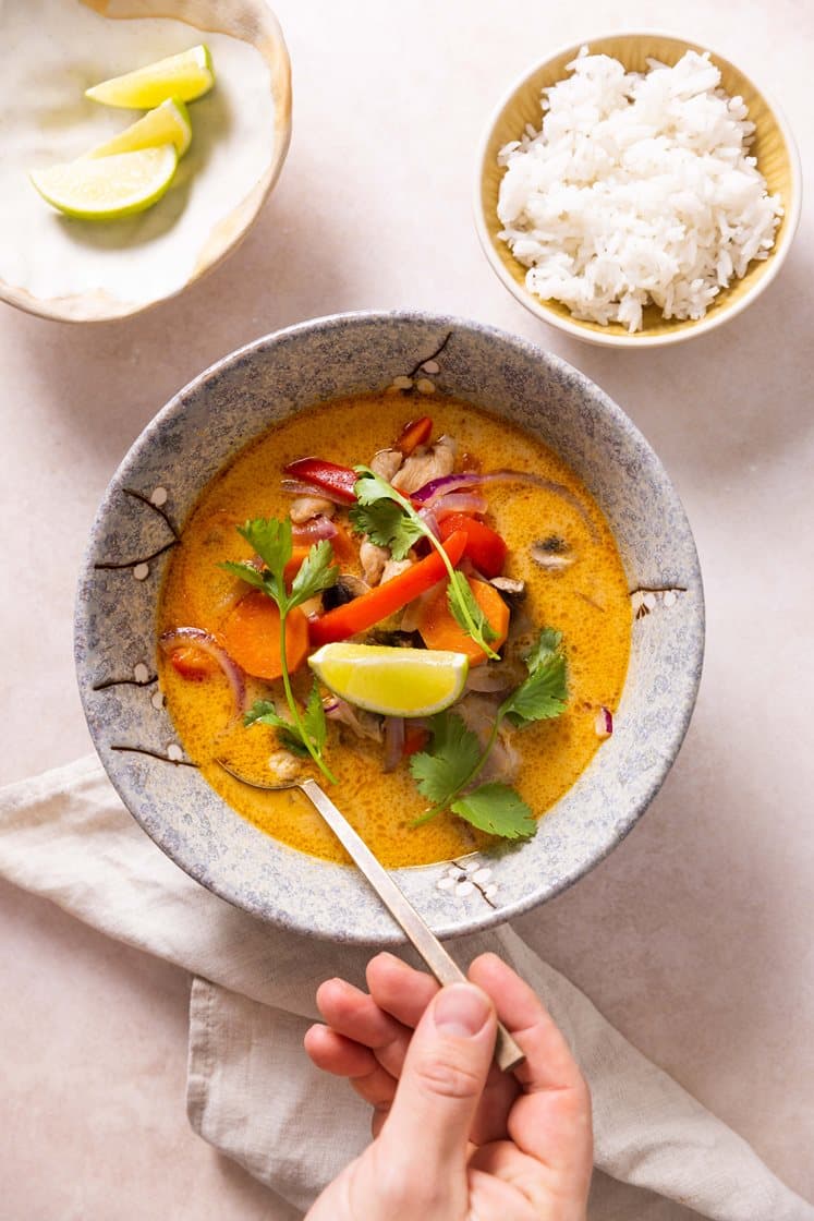 Tom kha gai-suppe med kylling, paprika, sitrongress og sopp, servert med ris og koriander