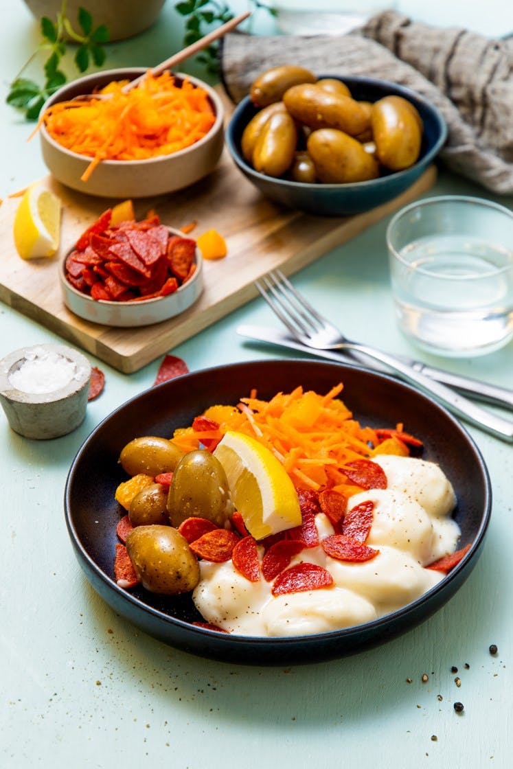 Fiskeboller i hvit saus med gulrot- og appelsinsalat og sprøstekt pepperoni