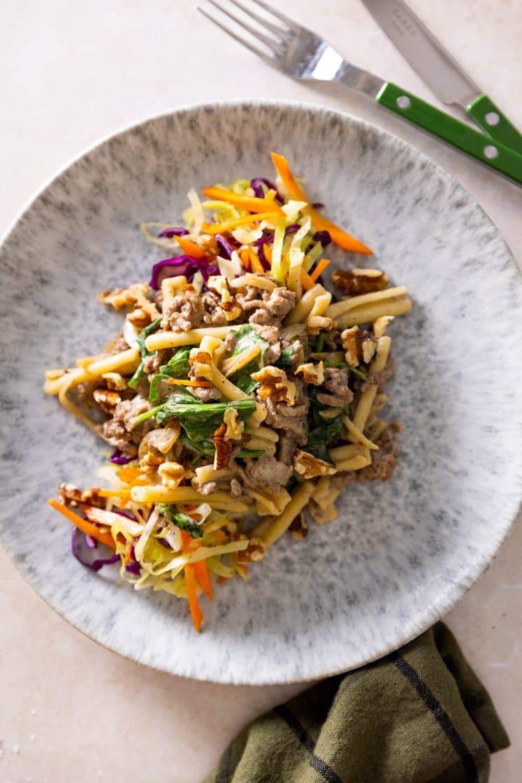 Pasta og kremet kjøttsaus med smak av steinsopp