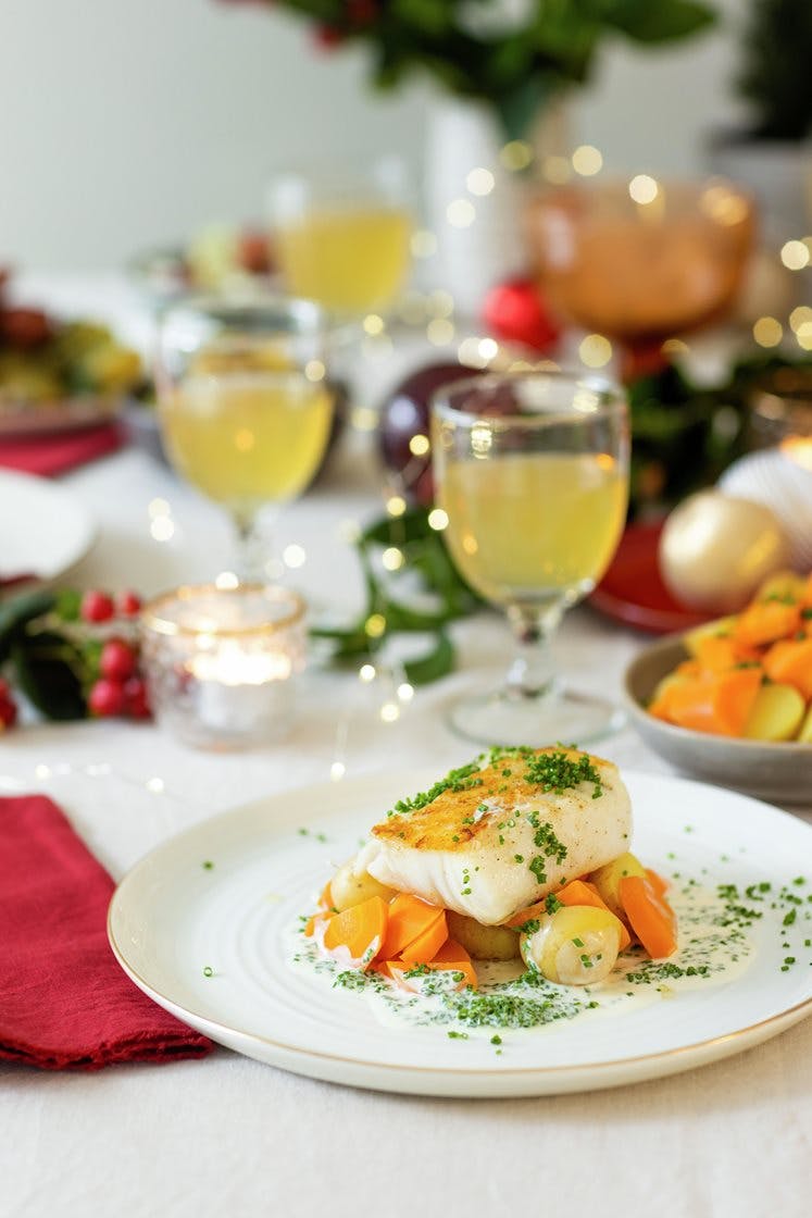 Stekt juletorsk med mandelpoteter, gulrøtter og rømmesmørsaus