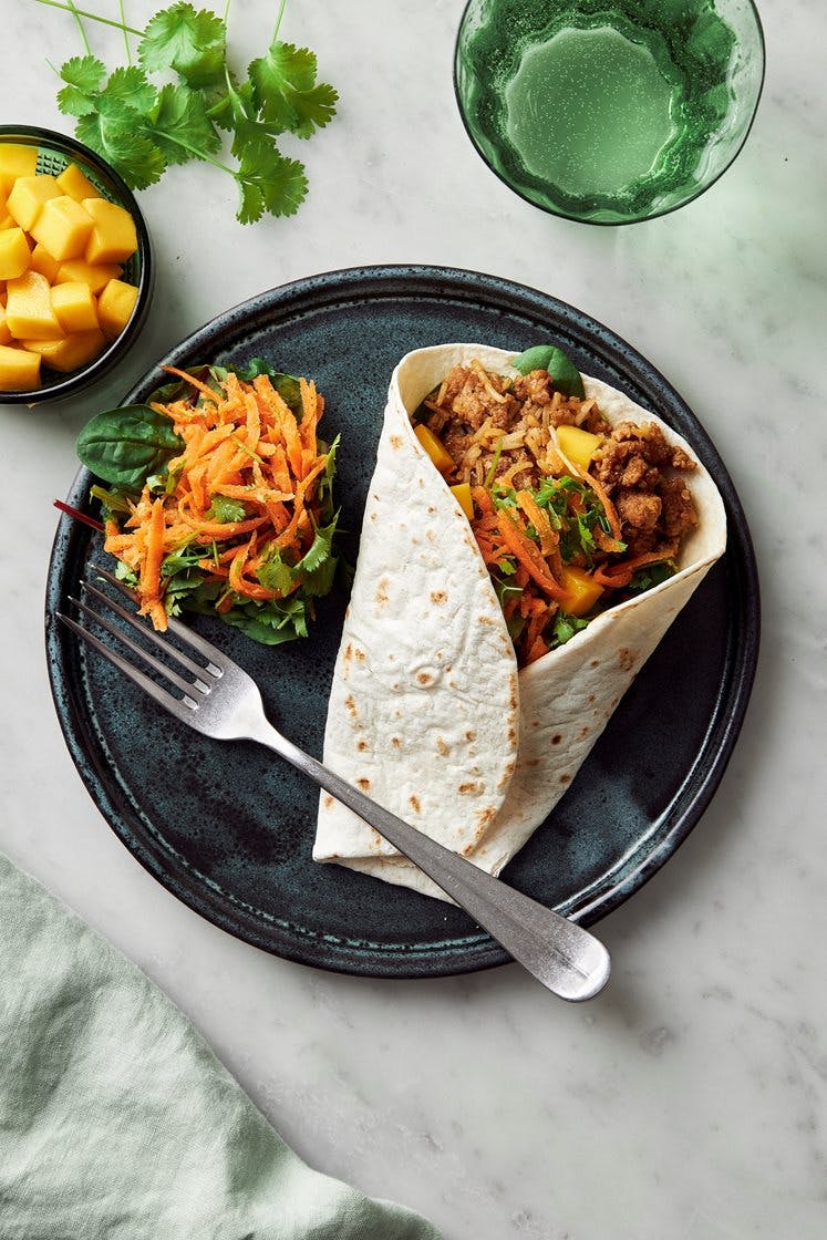 Vietnamesisk burrito med svinedeig, koriander- og gulrotsalat og jasminris