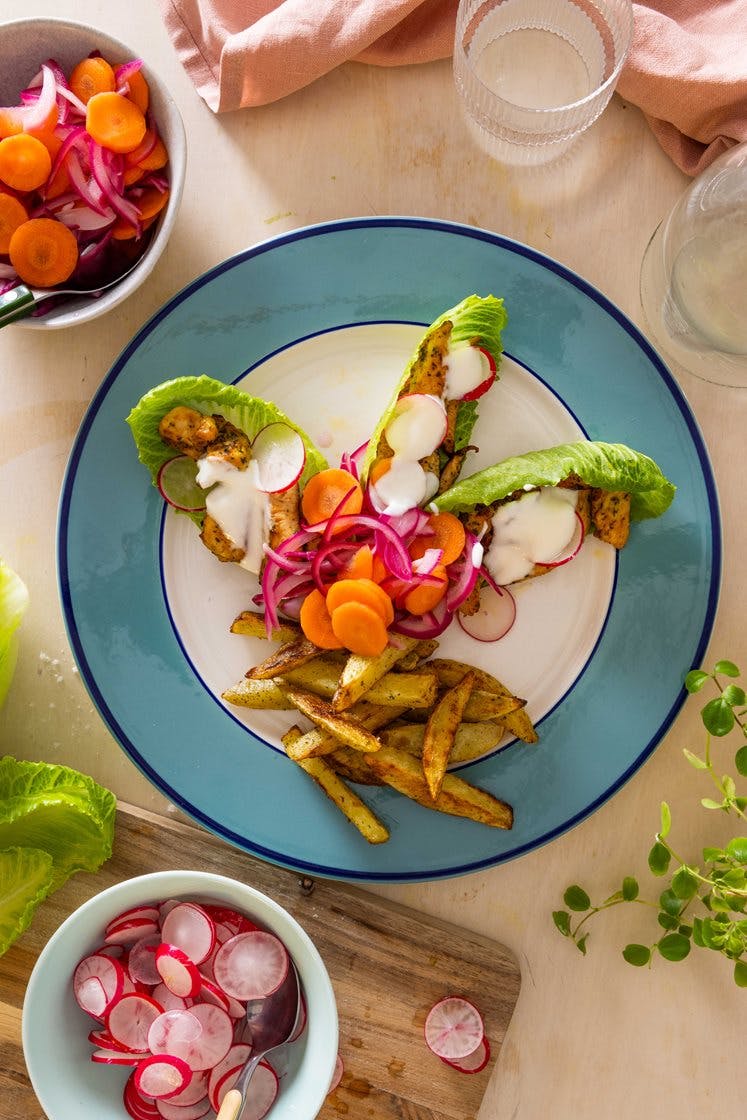 Kyllingyros i hjertesalatwrap med lettsyltede grønnsaker, yoghurt og potetfries 
