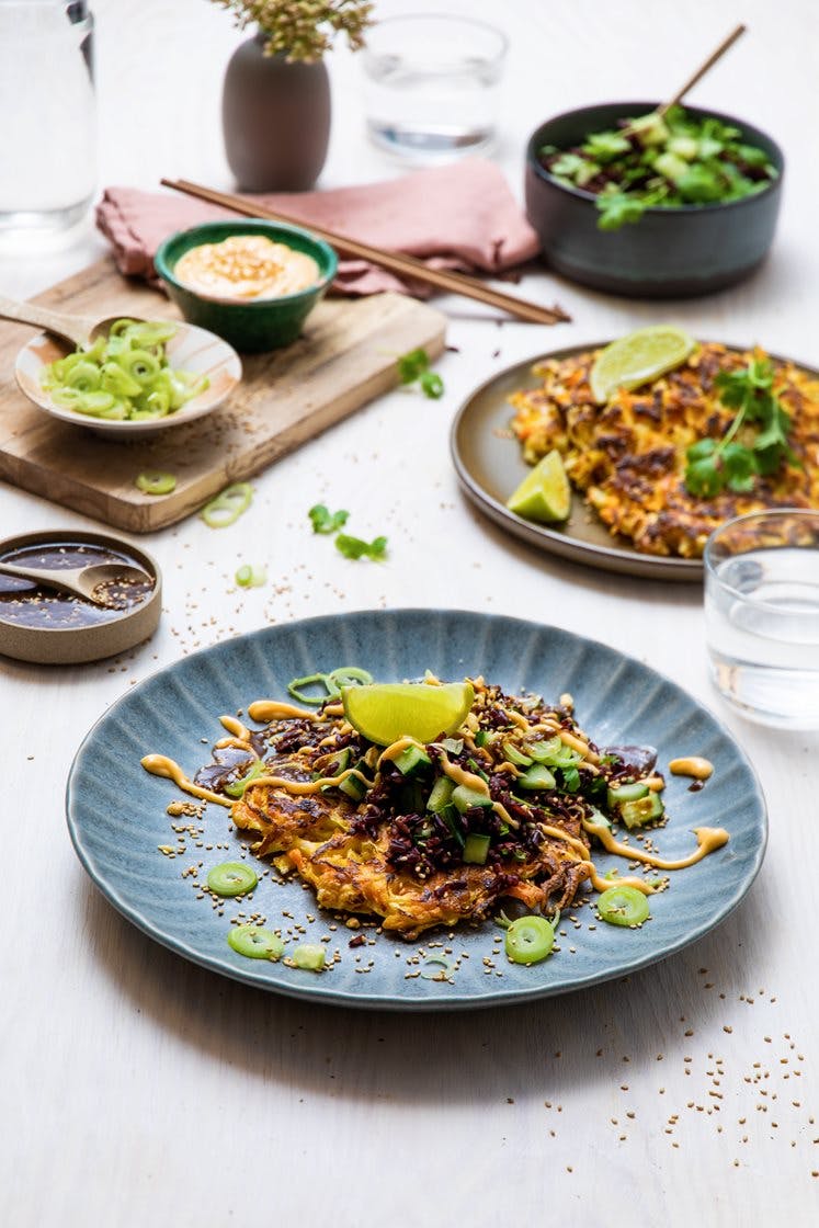 Okonomiyaki – vegetariske japanske grønnsakspannekaker med rissalat og chilimajones