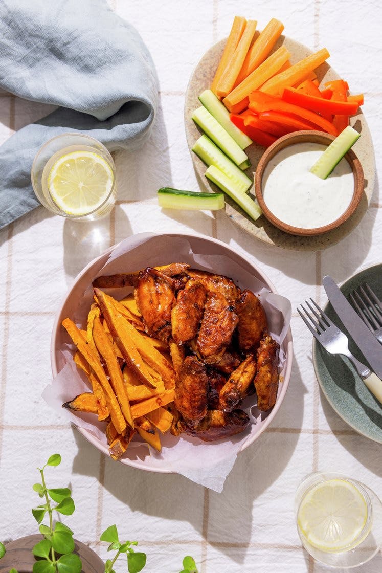 Kyllingvinger i barbequesaus med ovnsbakte søtpoteter, grønnsaksstaver og hvitløksdressing