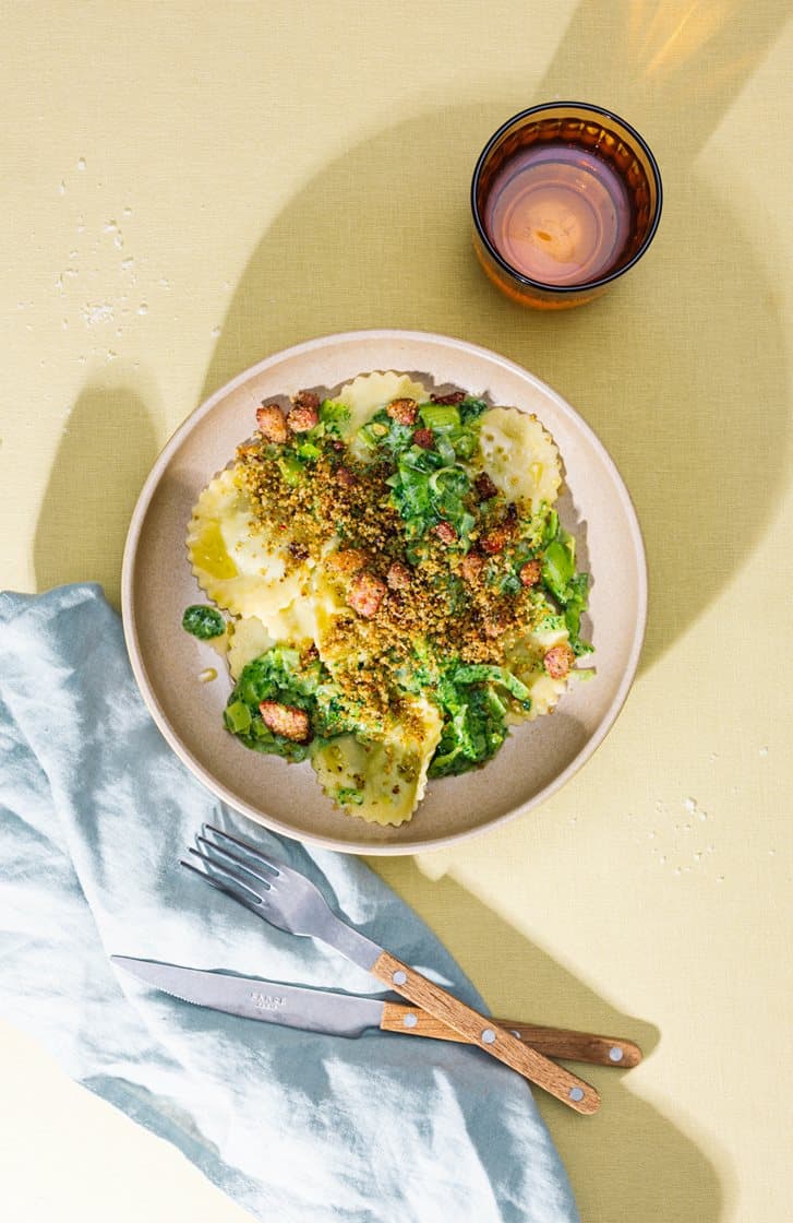 Girasoli med burrata og tomat, kremet purreløk og sprøstekt bacon-topping