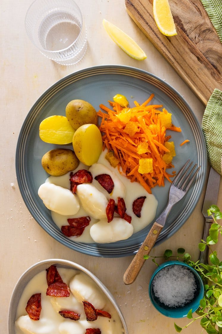 Fiskeboller i hvit saus med gulrot- og appelsinsalat og sprøstekt pepperoni