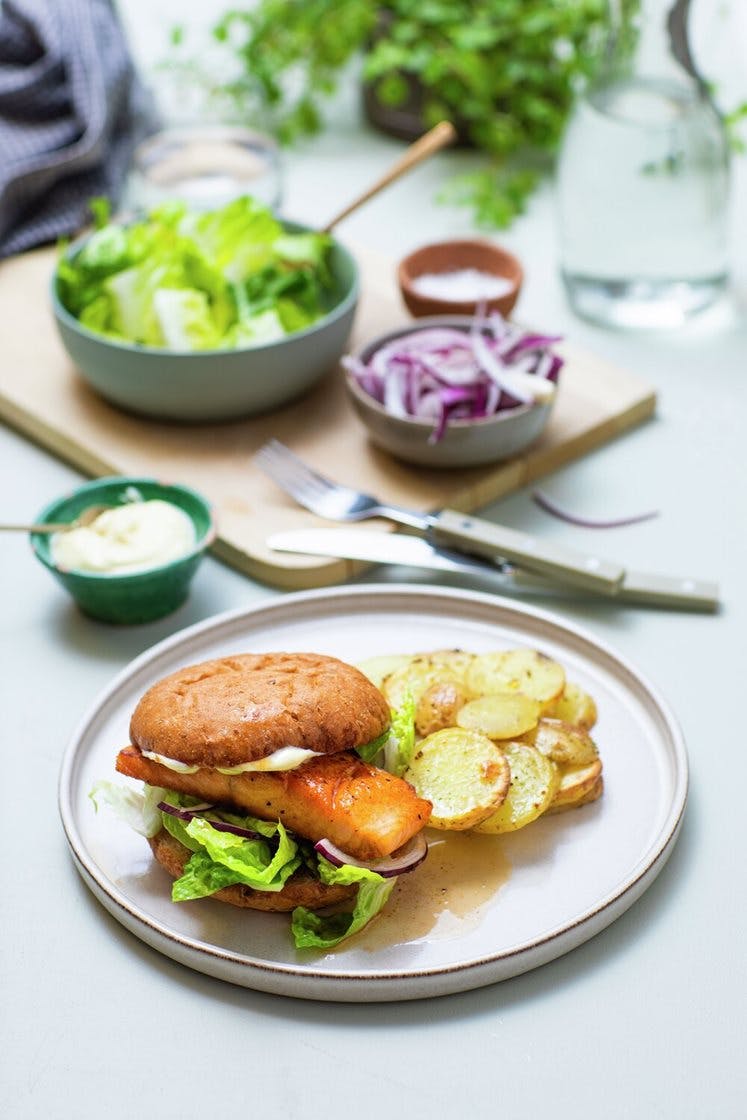 Lakseburger med aioli, hjertesalat og potetskiver