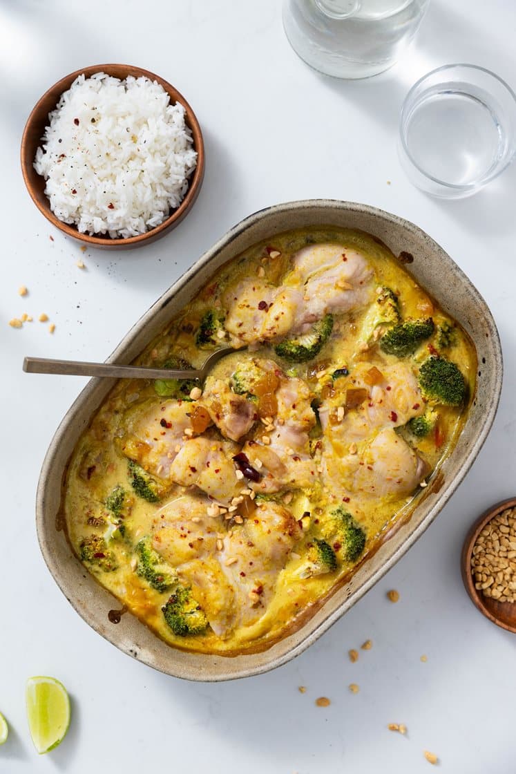 Kylling i mango- og karrisaus med peanøtter, lime og ris