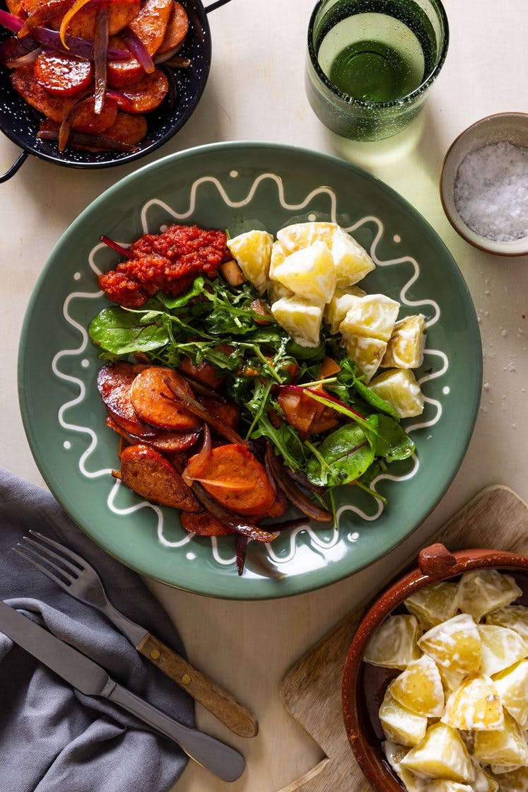 Chorizo med aiolipoteter, salat og tomatsalsa