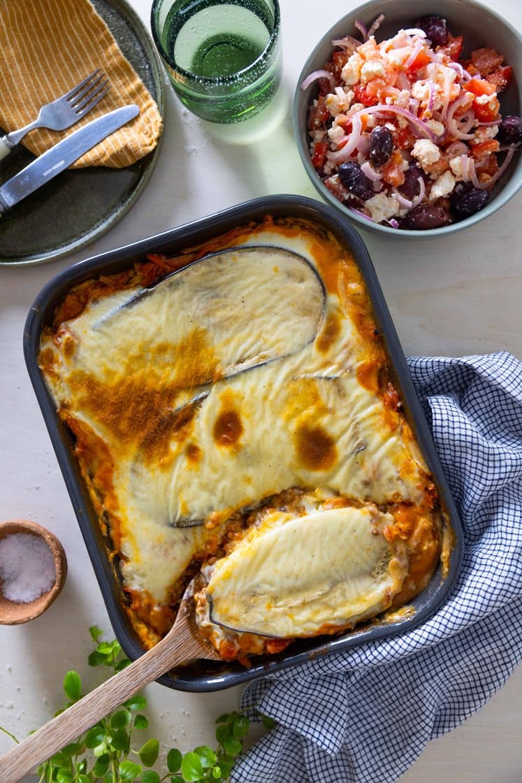 Vegetarmoussaka med aubergine og tomatsalat med feta