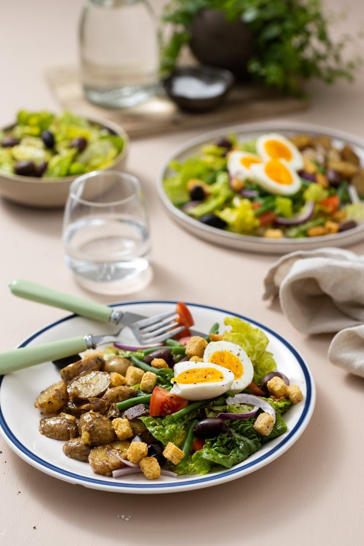 Vegetar salat Nicoise med smilende egg