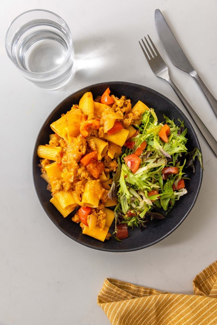 Pasta mezze maniche med kremet chorizosaus og blandet salat