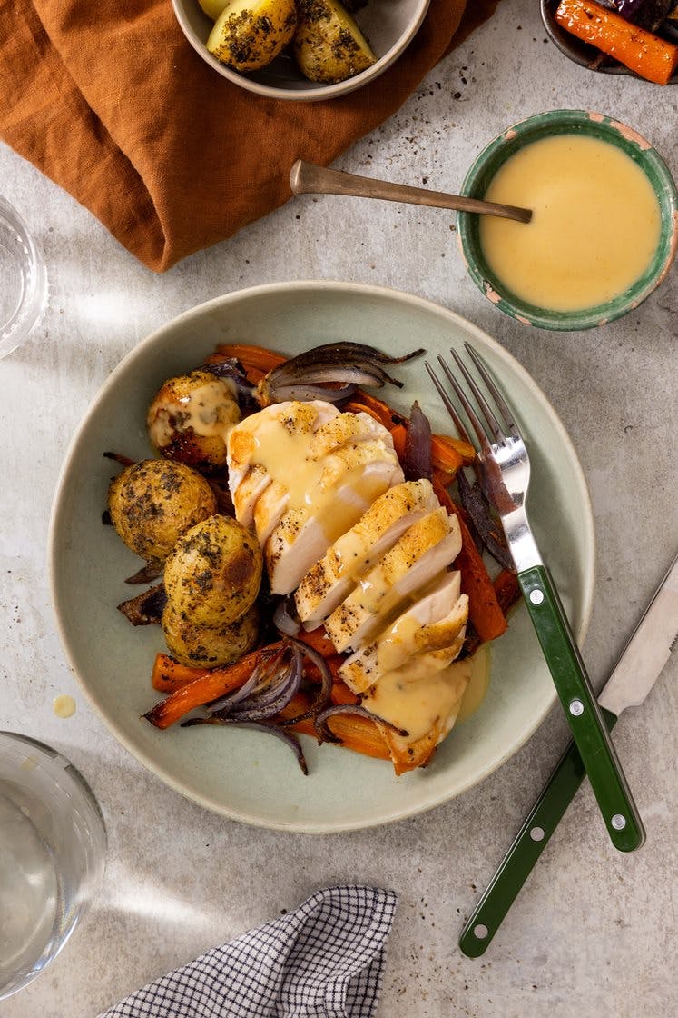 Stekt brystfilet av saktevoksende kylling med urte- og hvitløksbakte poteter, gulrøtter og appelsinsaus