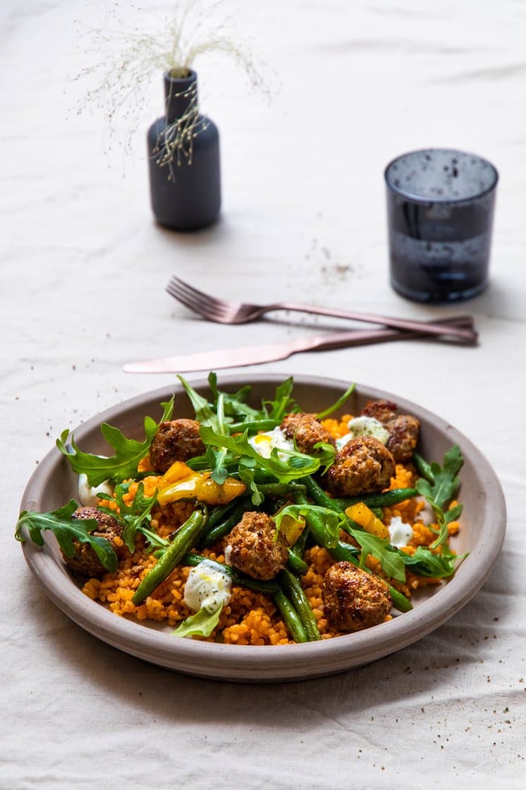 Kjøttboller med tomatbulgur, stekte grønnsaker og krydderyoghurt