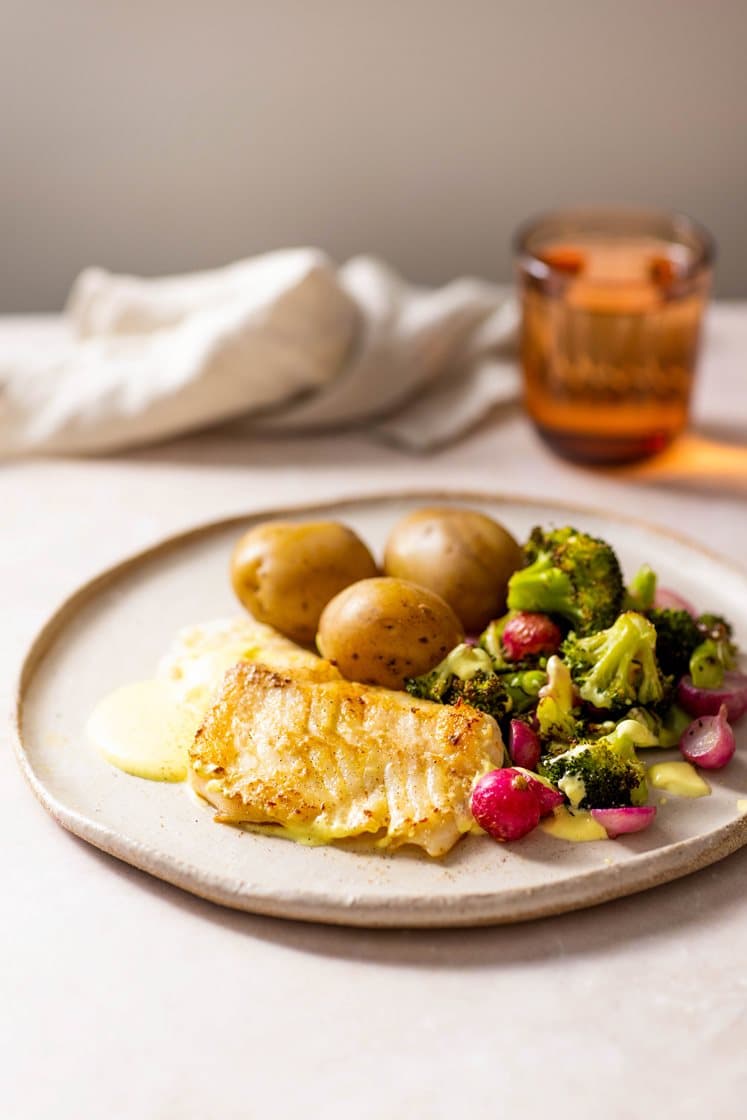 Stekt lyrfilet med hvitløksbakte grønnsaker, smørsaus og kokte poteter