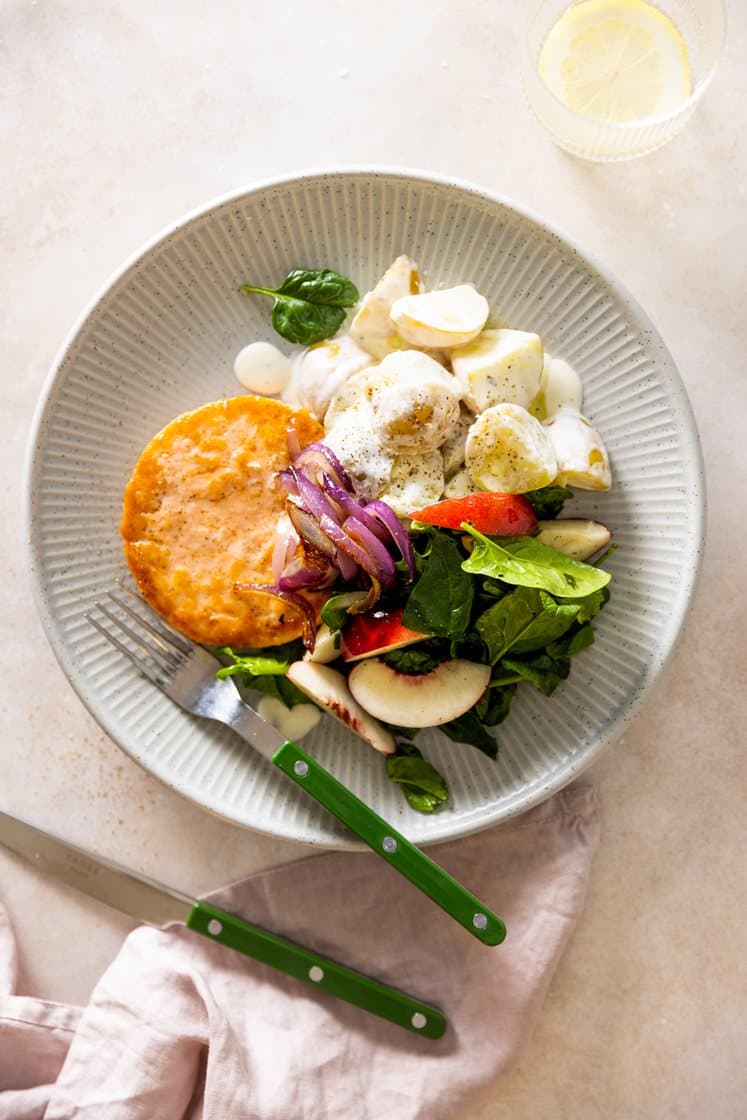 Ferske laksekarbonader med kremet potetsalat, nektarin og spinat