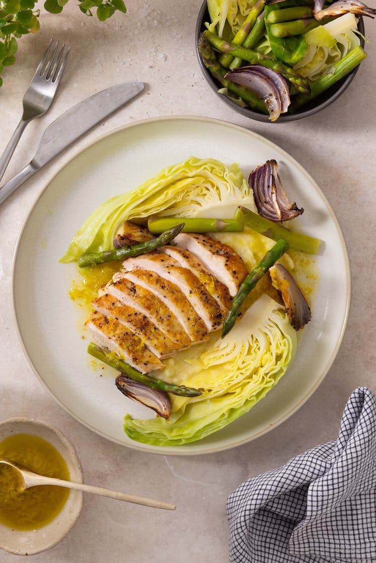 Kyllingbryst med dampet asparges og spisskål, potetmos og sitrusvinaigrette