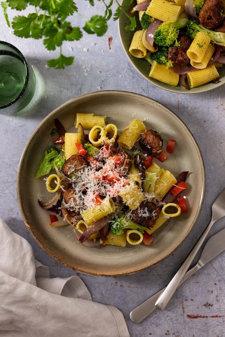 Basilikumpasta med kjøttboller, brokkoli, rødløk og Grana Padano