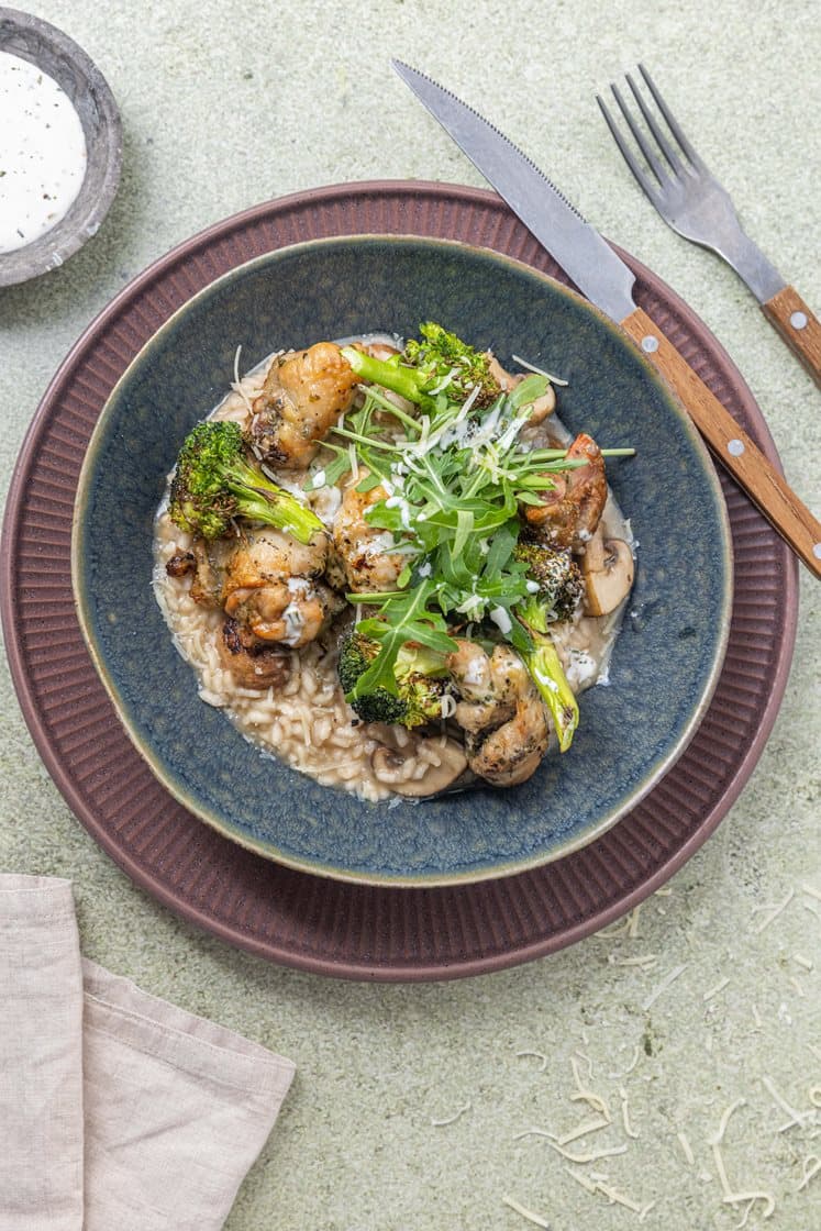 Ovnsbakt sopprisotto med bakt brokkoli, marinert kylling, Grande Premium-ost og ruccola